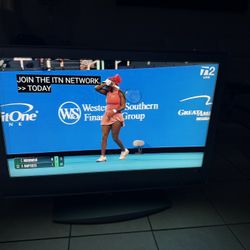 TV Sony Bravía  42” No smart no remote control . But if you put a Tv for stick you can see . It has a vertical line on the left side that doesn't real