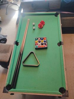 Mini pool table