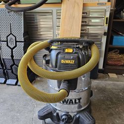 10 Gallons   Dewalt 10 Gallons Vacuum almost New.