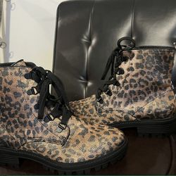 Kendall & Kylie leopard print combat boots women’s size 9-9.5