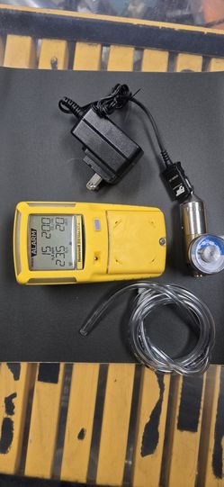 Honeywell BW GasAlertMax XT II 4-Gas Monitor w/ Charger, Pump, Regulator & Tubing - Powers On