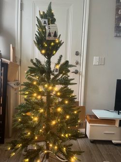 Pre-Lit Christmas Tree - 5 FT (Like New)