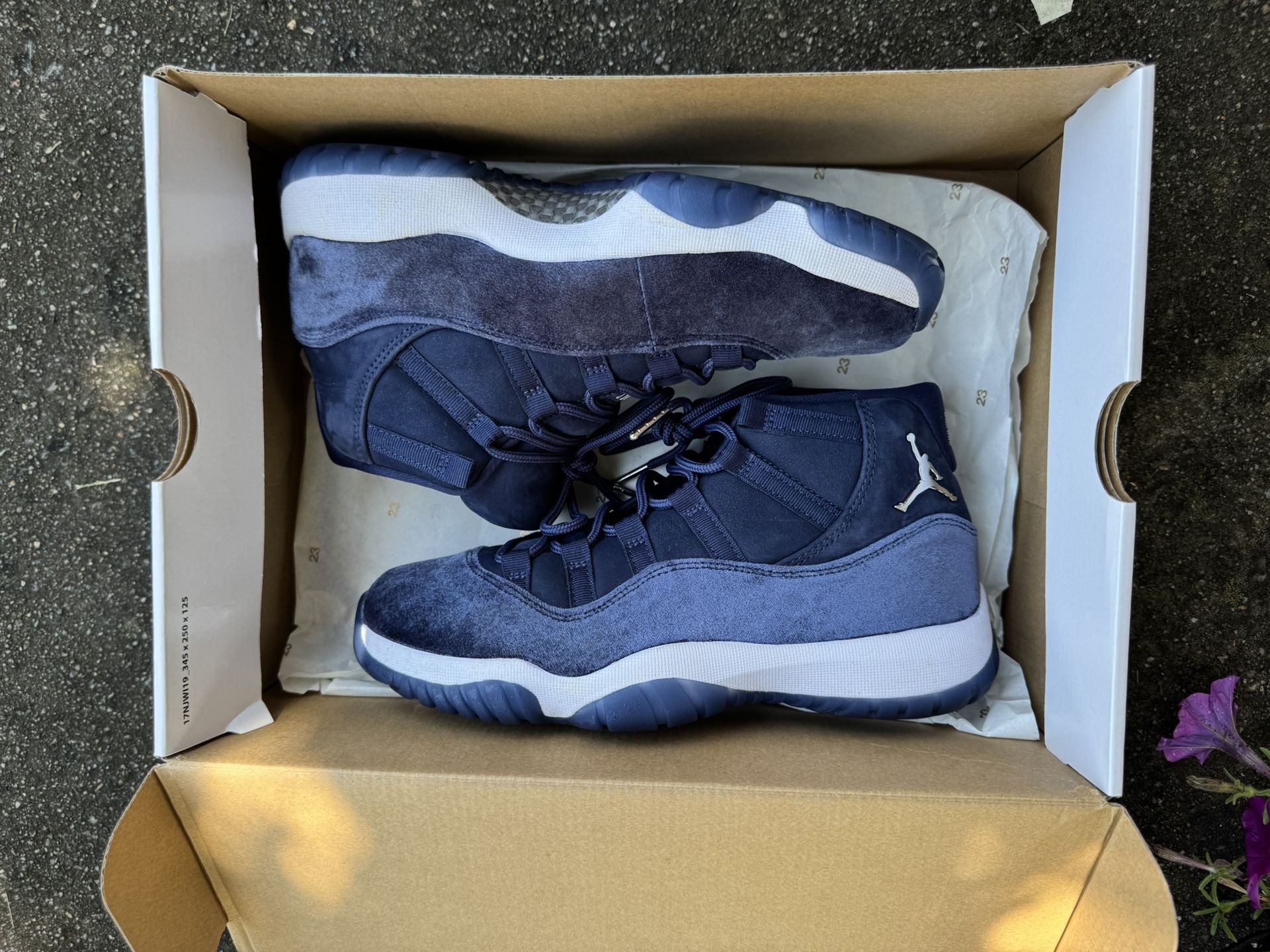 Jordan 11 Retro ‘Midnight Navy Velvet’ – Women’s Size 9