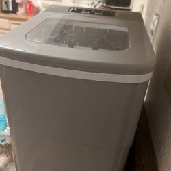 For Sale: Ice Maker Machine – Excellent Condition  Clean and lightly used ice maker, works efficiently and produces ice quickly. Makes small, medium, 