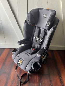 Chicco myfit Harness And booster Carseat Great Condition!