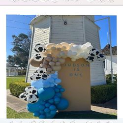 Brighten Parties with Colorful Birthday Balloon Displays natural table