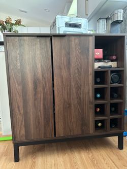 Bat cabinet