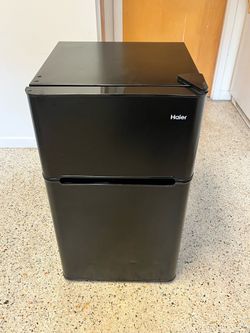 Mini fridge with freezer