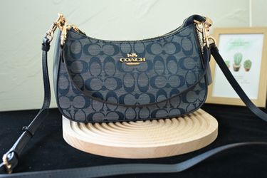 A women's trendy versatile shoulder bag