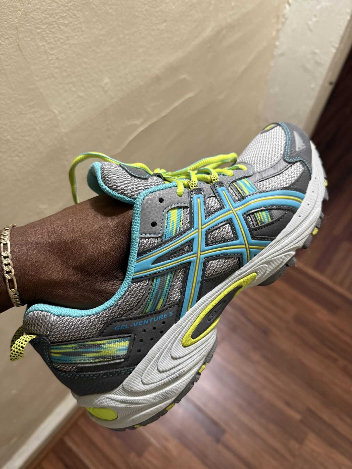ASICS SIZE 11 JORDAN MVP SIZE 10