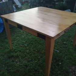 Really Nice Wooden Finished Dinner Table Comes W/extra Leaf!