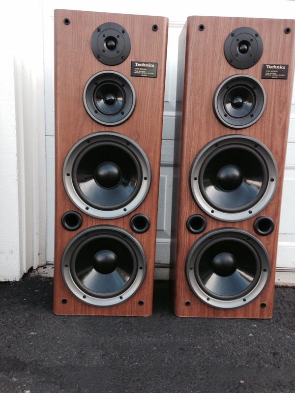 Offered up is: Two Vintage Technics SB-A33 10" speakers