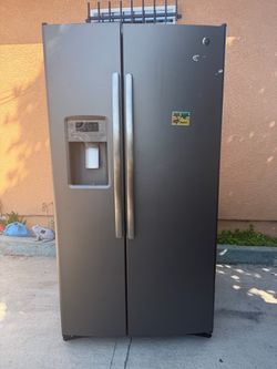 GE Side-by-Side Refrigerator with Ice and Water Dispenser