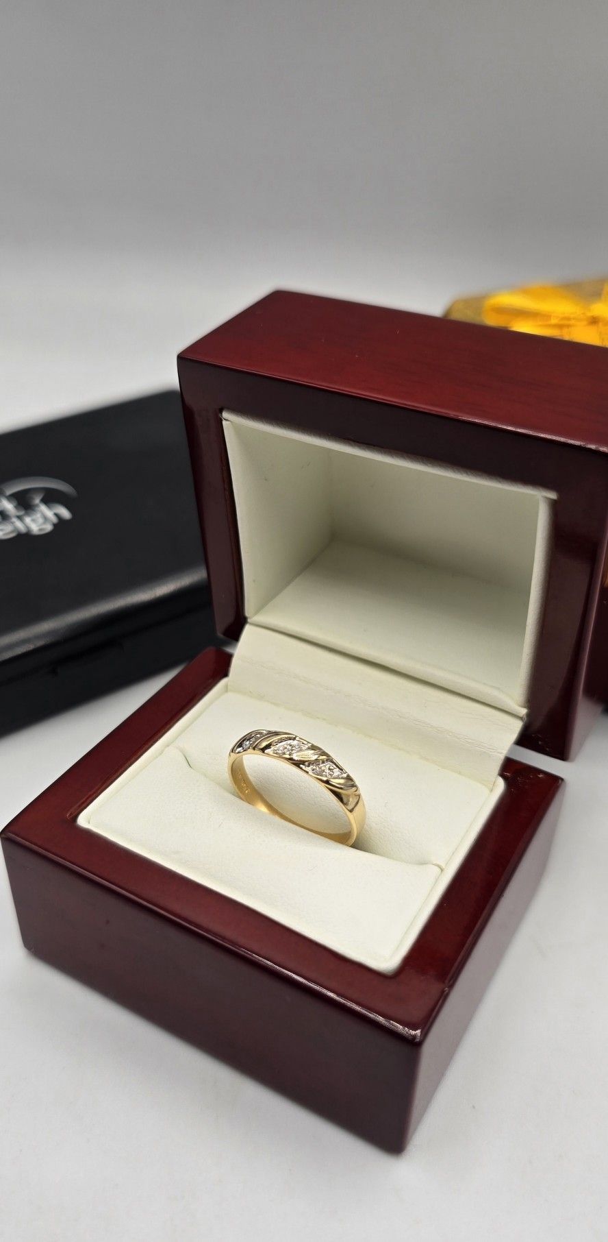 Solid 14kt Gold Ring with Diamonds Anillo De Oro 14kt Con Diamantes