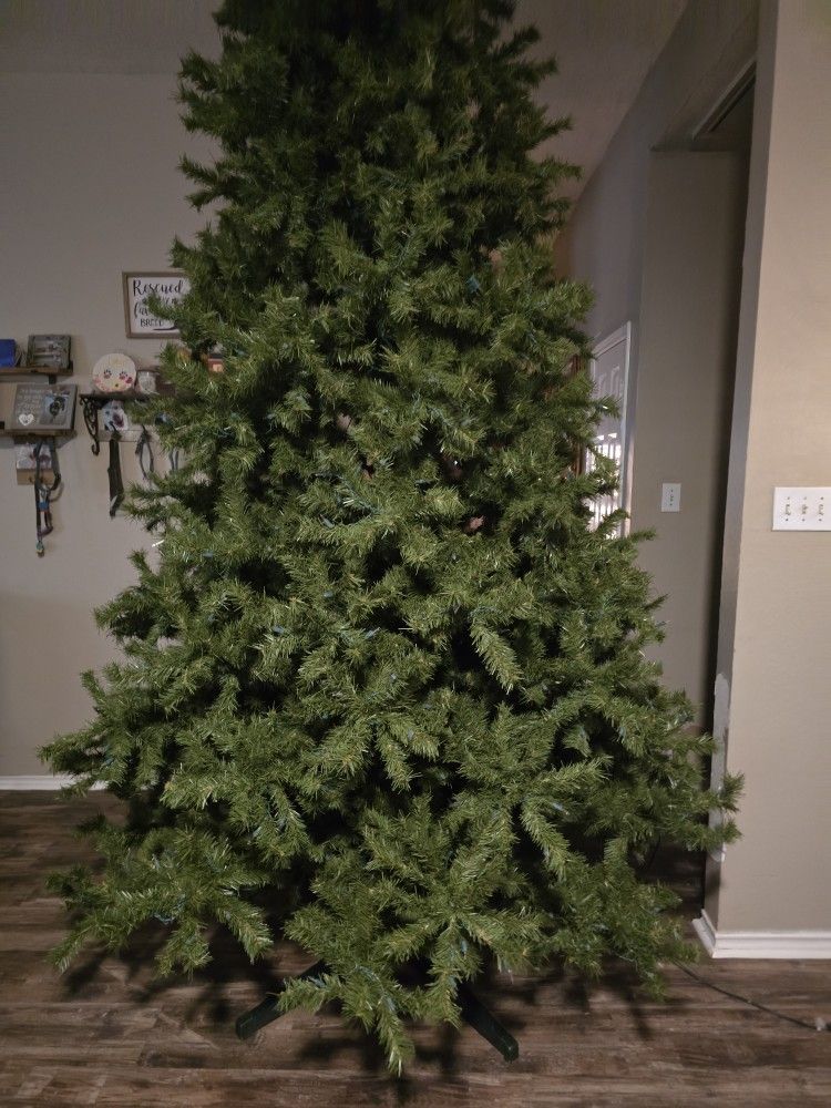 12 Ft Christmas Tree READ INFO