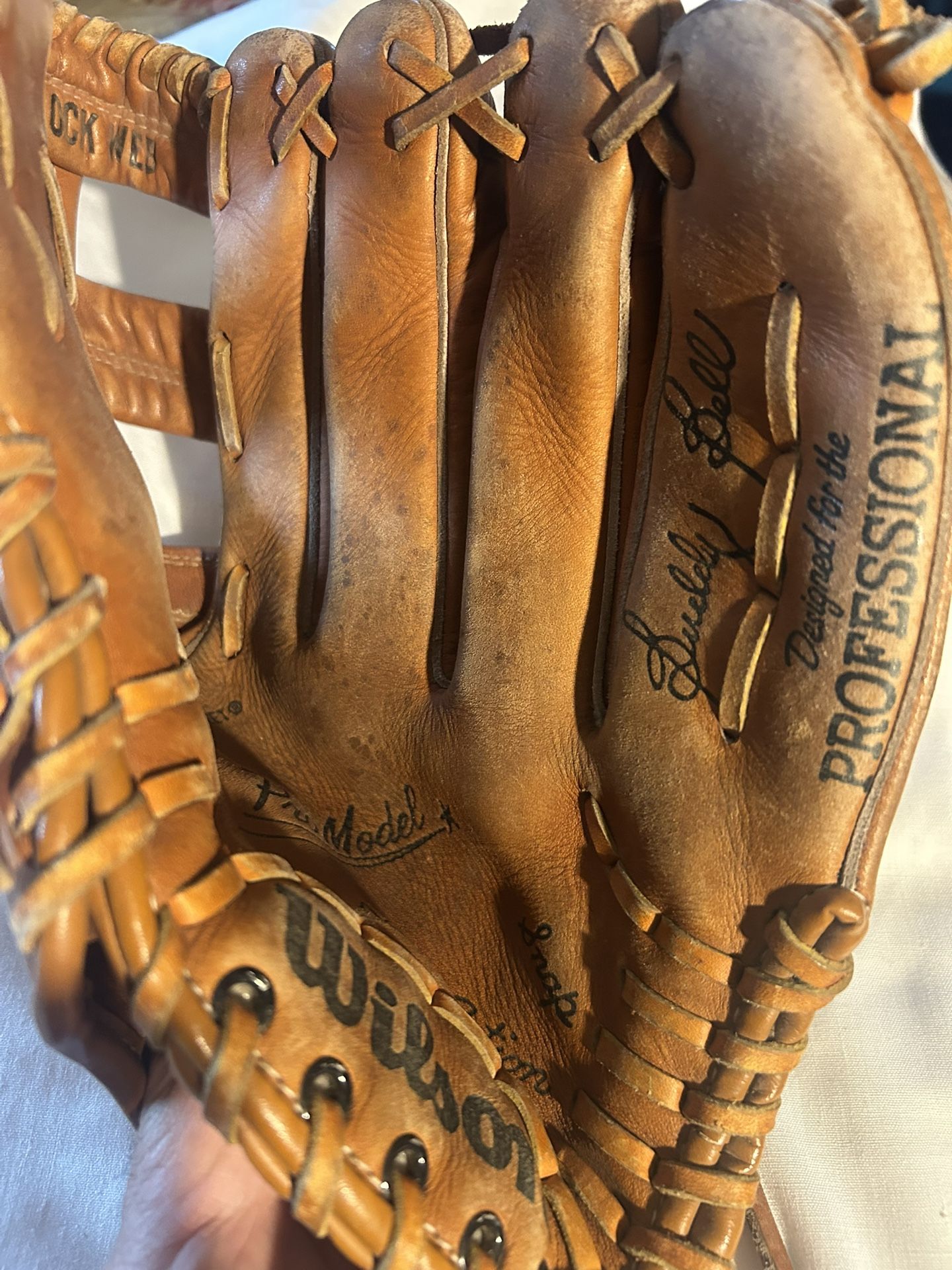 Wilson Right Handed Leather Buddy Bell Model Baseball Glove 