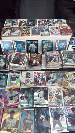Large Lot of MLB Baseball Cards