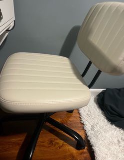 Off white rolling chair