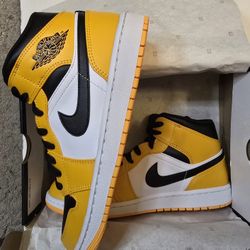 Nike Men's Air Jordan 1 Mid Sneaker, Taxi/White/Black Size 9