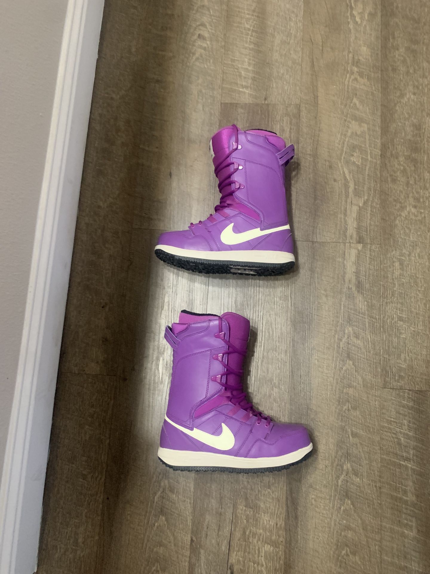 Brand New Women’s Nike Snowboard Boots Size 8.5