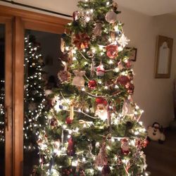 7 FT. ARTIFICIAL XMAS TREE WHITE LIGHTS ATTATCHED LOOKS REAL