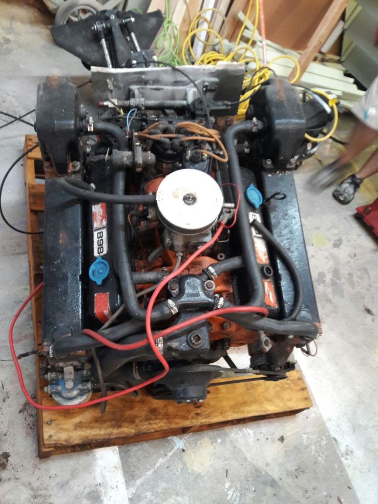 Boat Engine Mercruiser GM 898 v-8 305