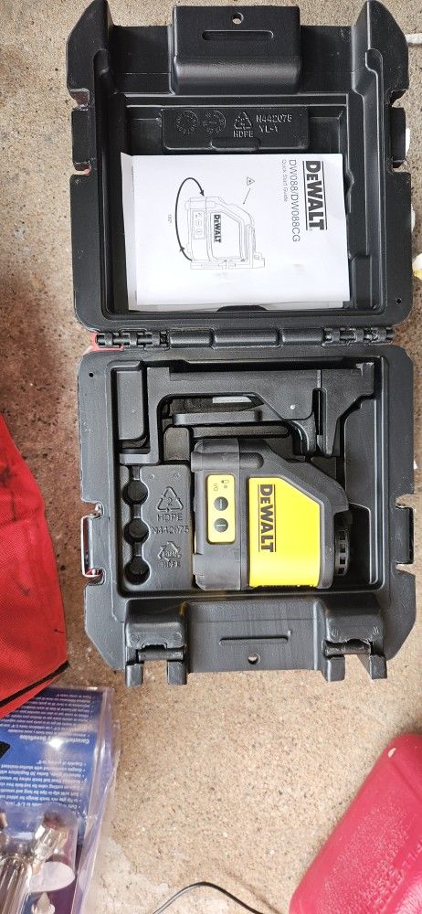 New Never Used 100 Ft. Dewalt Green Self Leveling Cross Line Laser Level W/3 AA Batteries And cases