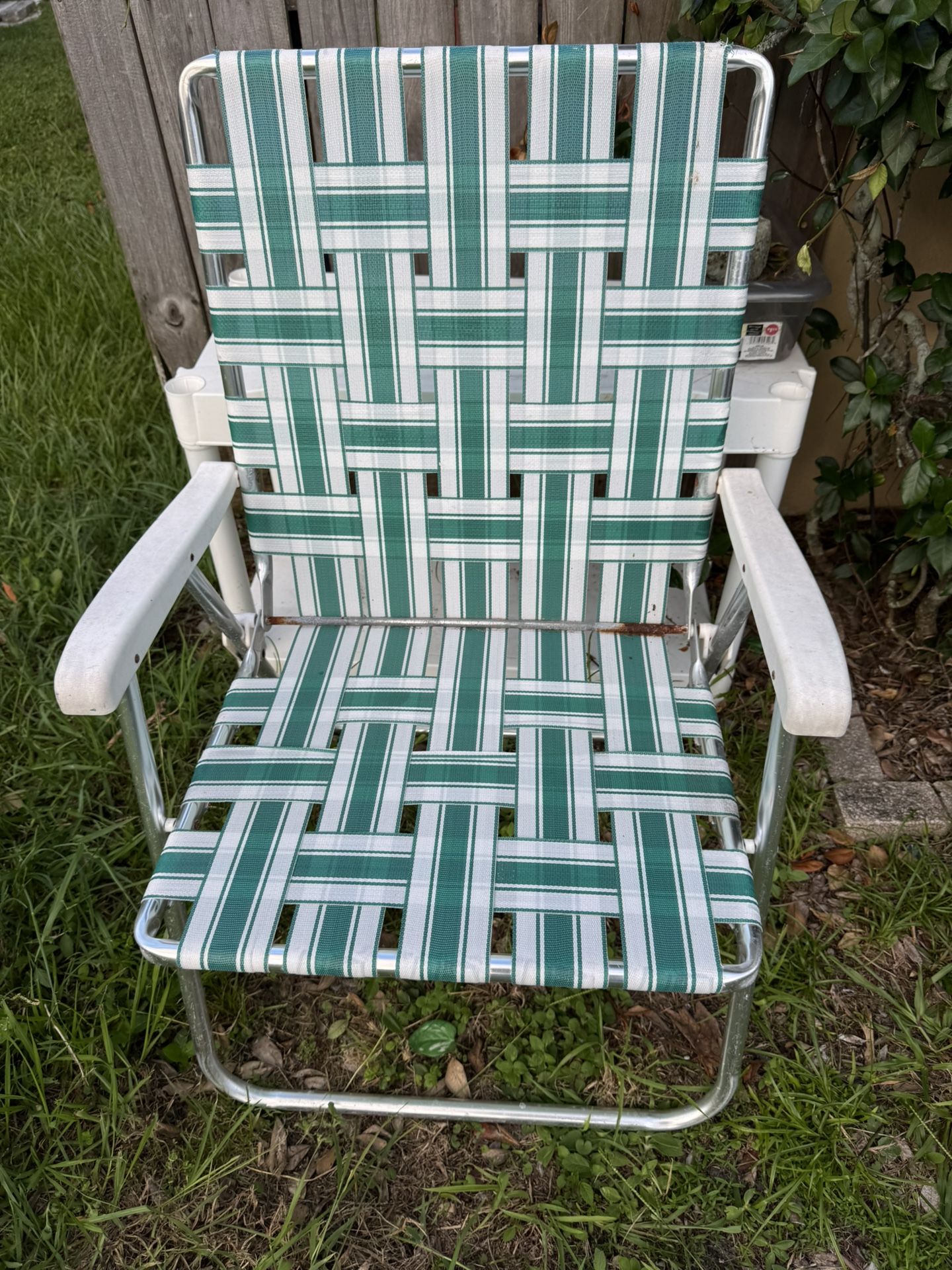 Wide seat, webbed folding chair, little bit of rust, but doesn’t affect its functionality. See picture.