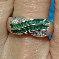 Very Pretty 🆕 Sapphire Sterling Silver Band Style Ring SIZE 8! 💍💚🤍