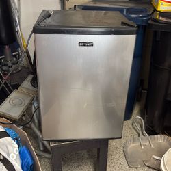 ❄️ Emerson Stainless Steel Refrigerator – Great for Garage