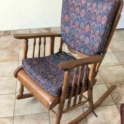 Antique Wooden Rocking Chair – Late 1800s / Early 1900s