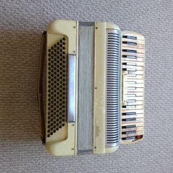 Vintage Italian BOMAR 41 120 accordion for Sale in Los Angeles
