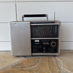 Radio Lloyd’s Solid State 10 Band Receiver