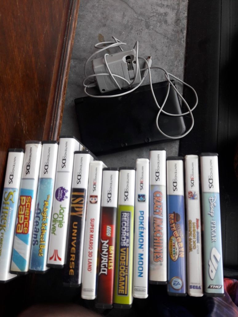 Nintendo 3DS with 17 games
