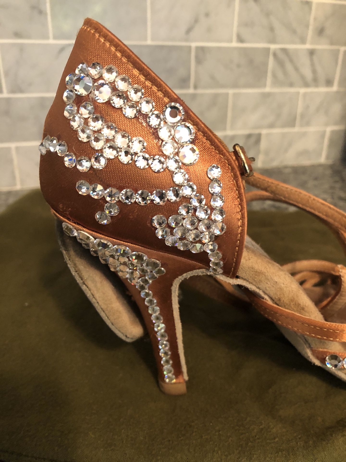 Aida brand Karina Style 3 1/2 heels. W preciosa stones