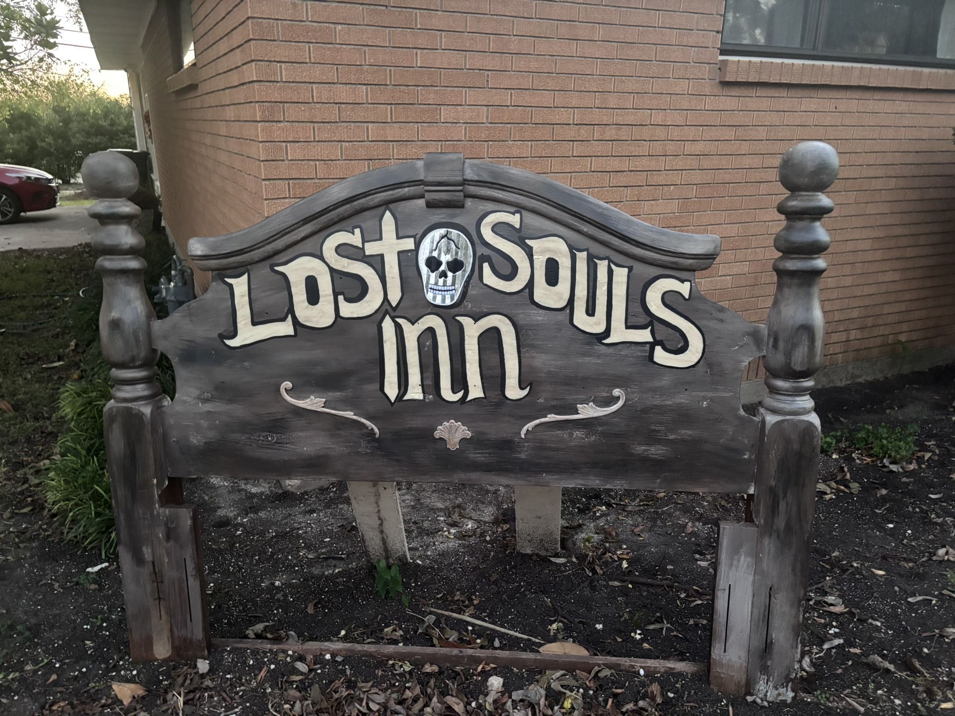 LOST SOULS INN- Halloween Yard Decor