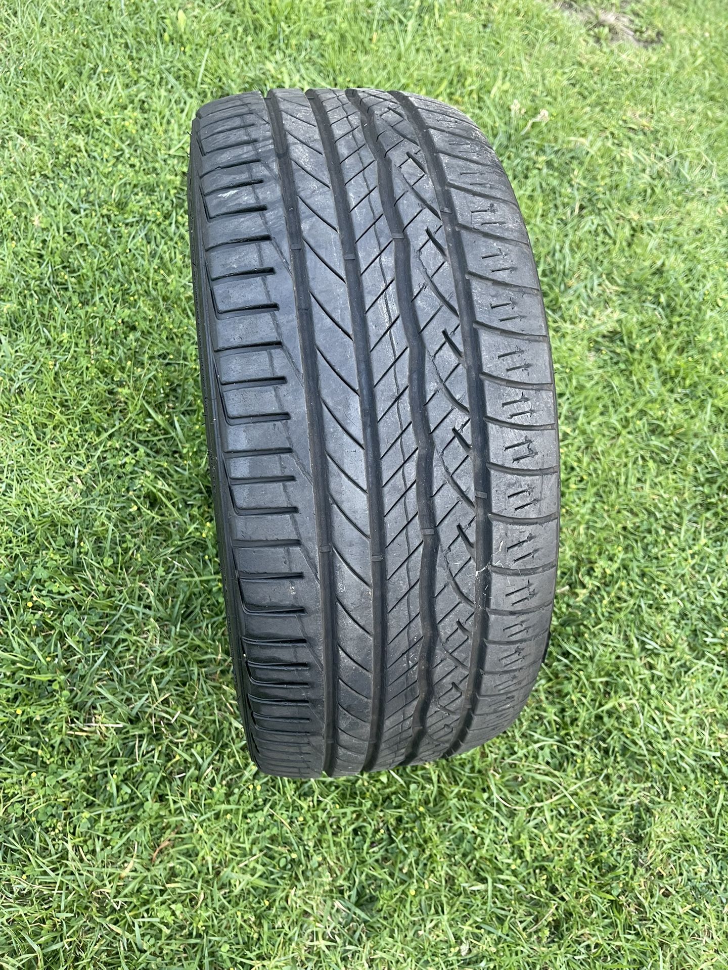 225-40-R18 Dunlop Conquest Tire