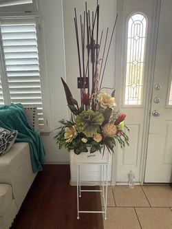 Arreglo de flor artificial  con mesita incluida
