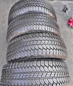 275/60/20 Brisgtone Set de llantas con 70% de vids lsd 4