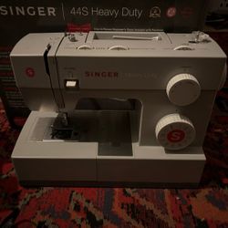 Singer 44s Heavy Duty Sewing Machine 