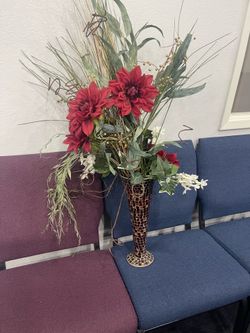 2 vases and 2 flowers