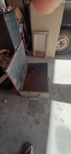 Metal tool chest