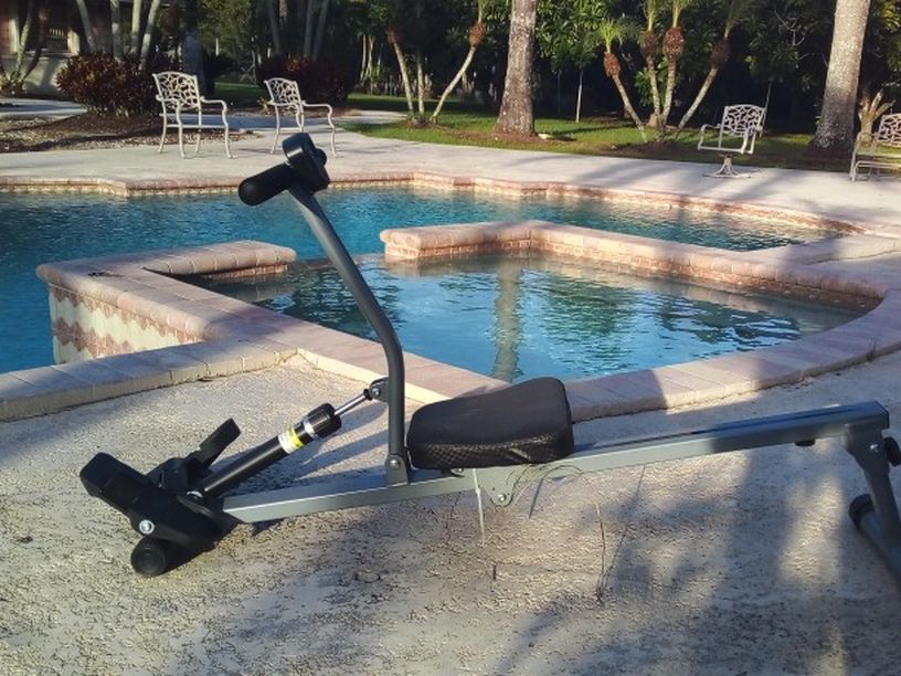 EXERCISE MACHINE FOR SALE. LIKE NEW! ALWAYS BEING INSIDE THE HOUSE