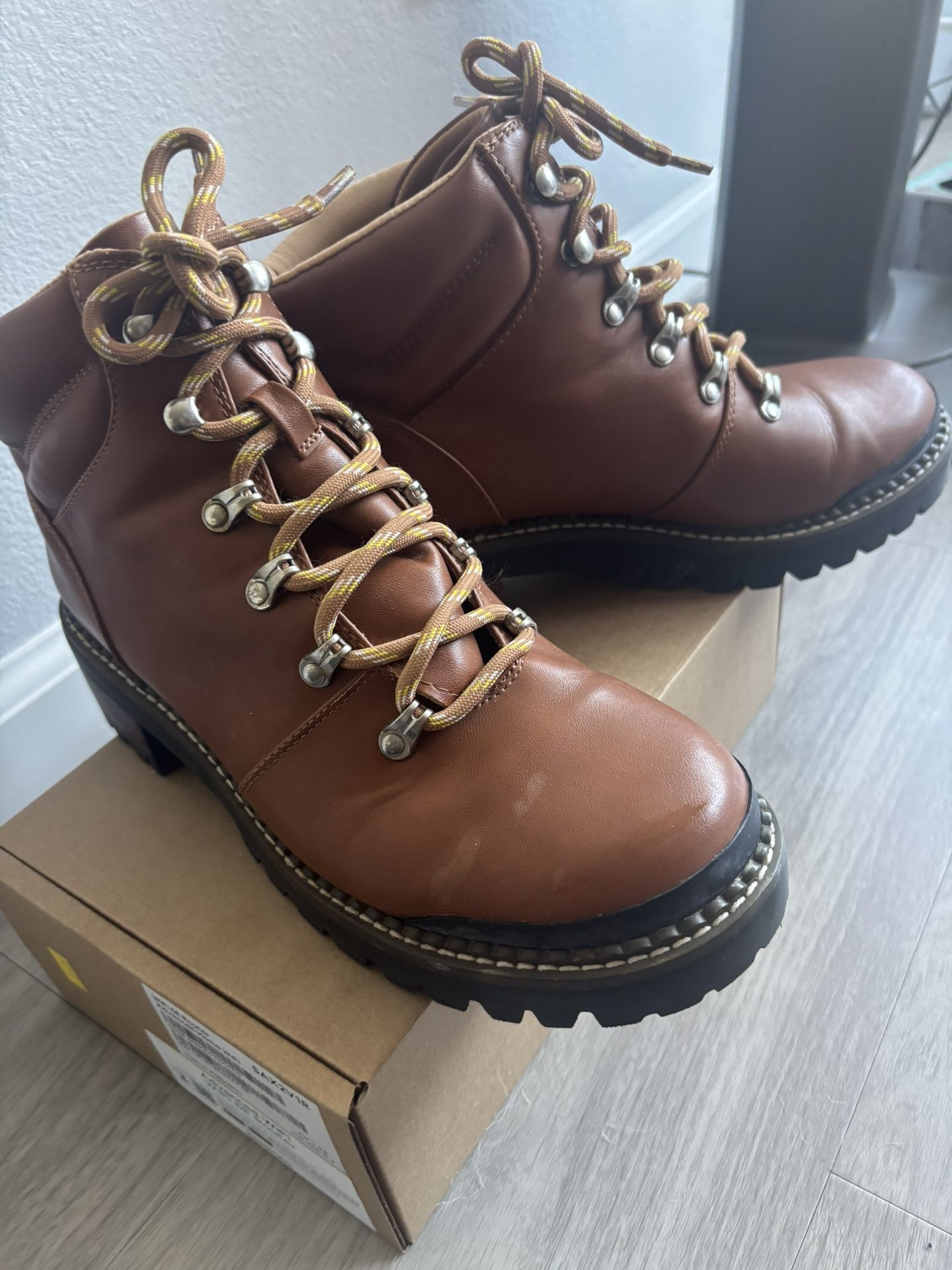 Universal Thread Brown Lace-Up Hiking Boots – Size 9