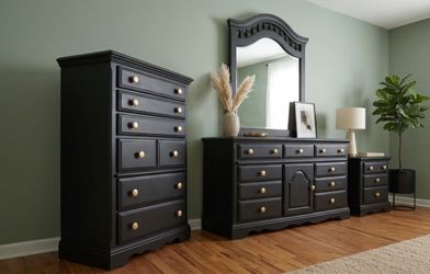 3 pcs black dresser set in Excellent  condition delivery also available