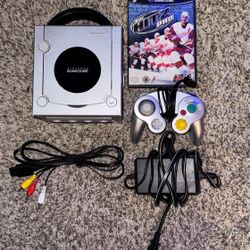 SILVER NINTENDO GAMECUBE CONSOLE WITH VIDEO GAME & CONTROLLER