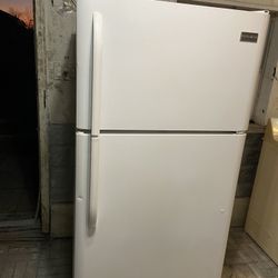 DEPENDABLE FRIGIDAIRE WHITE 18.2 CU.FT. FRIDGE! RUNS LIKE BRAND NEW! RUNS QUIETLY. NOTHING MISSING IN IT. BEEN CLEANED IN & OUT & SMELLS FRESH & CLEAN