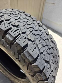 LT 285 70 17 bf Goodrich all terrain Tire