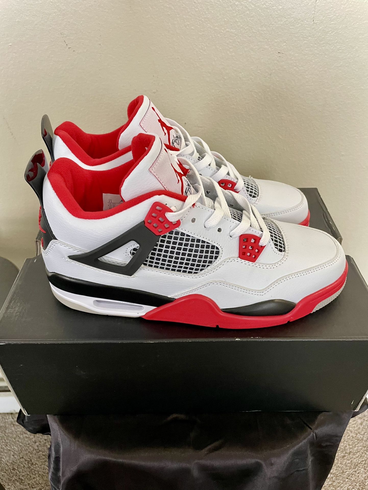 Air Jordan 4 - Fire Red