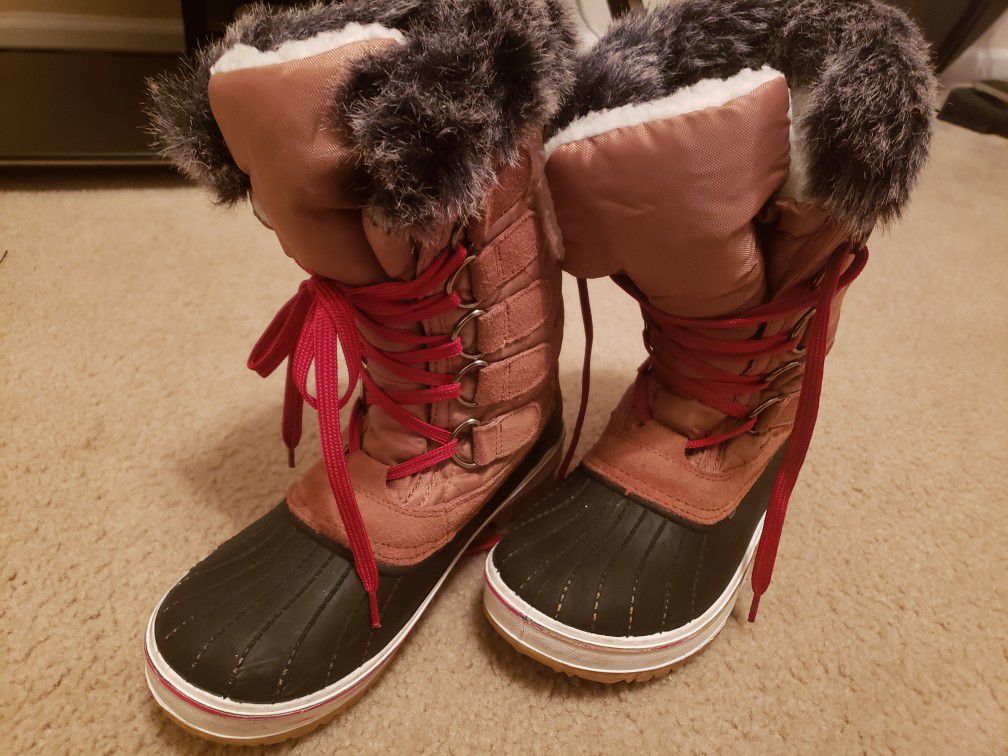 Wild Diva lounge snow boots size 9